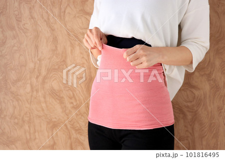 冷え性対策で腹巻きをする女性　温活イメージ 101816495