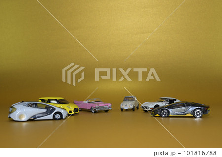 金背景でミニチュアカー集合 金背景でミニチュアカー集合 101816788