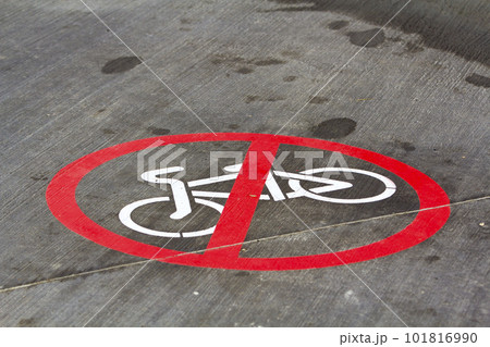 End of bicycle lane sign on the asphalt road surface 101816990