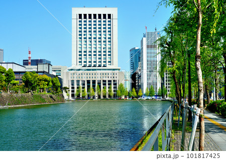 東京 新緑の綺麗なつつじ咲く皇居 日比谷濠の風景 東京 新緑の綺麗なつつじ咲く皇居 日比谷濠の風景 101817425