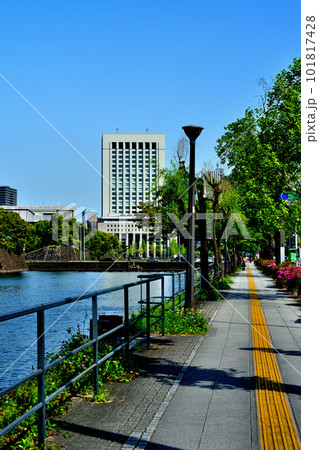 東京　新緑の綺麗なつつじ咲く皇居　日比谷濠の風景 101817428