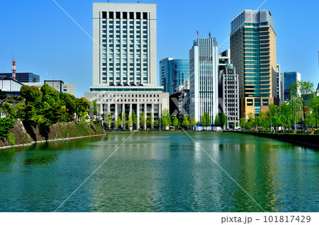 東京　新緑の綺麗なつつじ咲く皇居　日比谷濠の風景 101817429