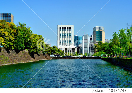 東京 新緑の綺麗なつつじ咲く皇居 日比谷濠の風景 東京 新緑の綺麗なつつじ咲く皇居 日比谷濠の風景 101817432