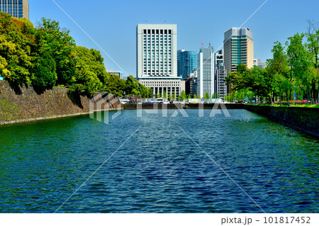 東京　新緑の綺麗なつつじ咲く皇居　日比谷濠の風景 101817452