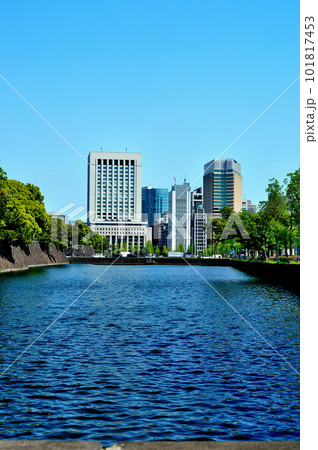 東京 新緑の綺麗なつつじ咲く皇居 日比谷濠の風景 東京 新緑の綺麗なつつじ咲く皇居 日比谷濠の風景 101817453
