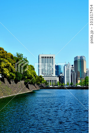 東京 新緑の綺麗なつつじ咲く皇居 日比谷濠の風景 東京 新緑の綺麗なつつじ咲く皇居 日比谷濠の風景 101817454