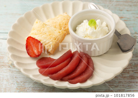 りんごのコンポートとスティックパイ、フロマージュ・ブラン りんごのコンポートとスティックパイ、フロマージュ・ブラン 101817856