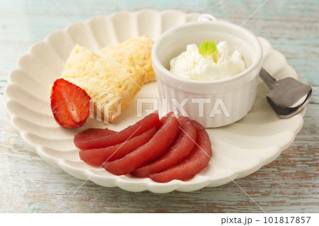 りんごのコンポートとアップルパイ、フロマージュ・ブラン 101817857