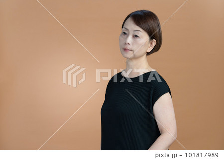 ミドルシニア女性 お洒落なポートレート ミドルシニア女性 お洒落なポートレート 101817989