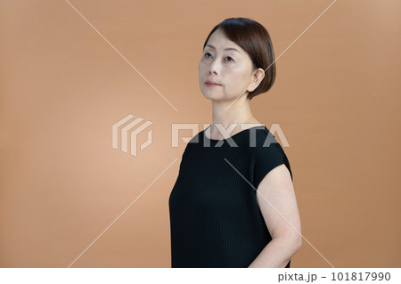 ミドルシニア女性　お洒落なポートレート 101817990