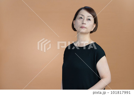 ミドルシニア女性　お洒落なポートレート 101817991