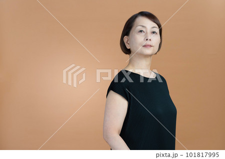 ミドルシニア女性 お洒落なポートレート ミドルシニア女性 お洒落なポートレート 101817995