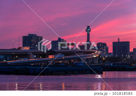 《神奈川県》夕焼けの横浜都市風景 101818583