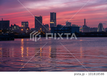 《神奈川県》夕焼けの横浜都市風景 《神奈川県》夕焼けの横浜都市風景 101818586