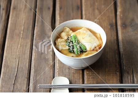 豚肉と焼き角餅の醤油ベースのお雑煮 豚肉と焼き角餅の醤油ベースのお雑煮 101818595