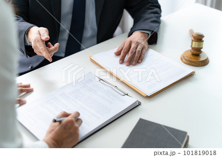 Lawyer Legal counsel presents to the client a signed contract with gavel and legal law. justice and lawyer Business partnership meeting concept. 101819018