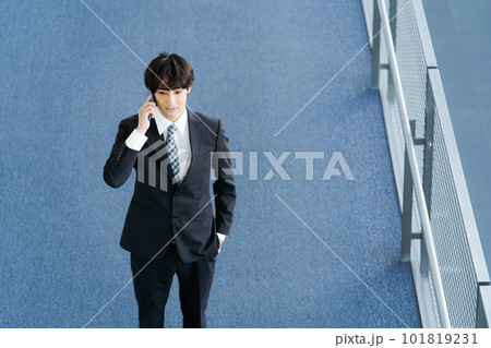 スマホを持つ若いサラリーマンの写真 スマホを持つ若いサラリーマンの写真 101819231