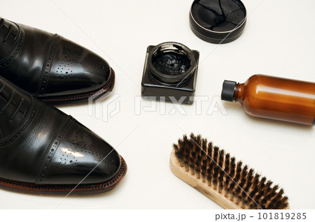 黒いセミブローグの革靴と靴磨きの道具 黒いセミブローグの革靴と靴磨きの道具 101819285