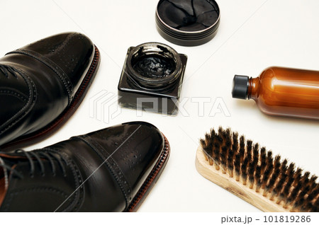 黒いセミブローグの革靴と靴磨きの道具 101819286