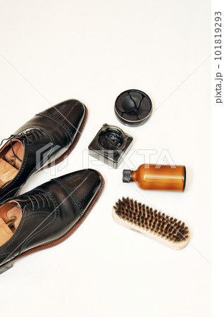黒いセミブローグの革靴と靴磨きの道具 101819293