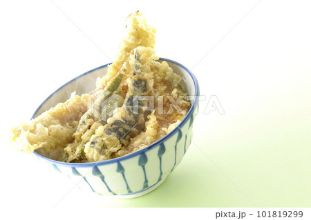 穴子と茄子、南瓜やインゲンの天ぷらが乗っている熱々天丼 101819299