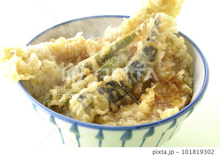 穴子と茄子、南瓜やインゲンの天ぷらが乗っている熱々天丼 101819302
