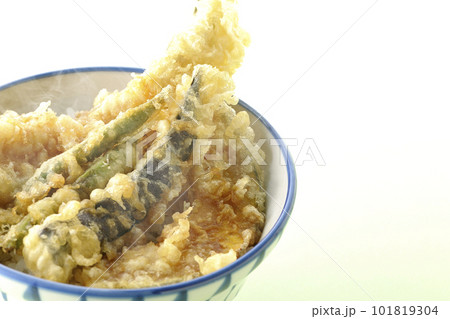 穴子と茄子、南瓜やインゲンの天ぷらが乗っている熱々天丼 穴子と茄子、南瓜やインゲンの天ぷらが乗っている熱々天丼 101819304