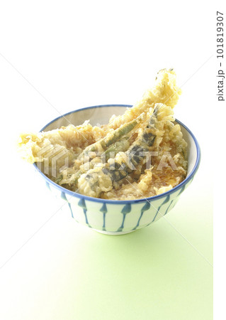穴子と茄子、南瓜やインゲンの天ぷらが乗っている熱々天丼 101819307