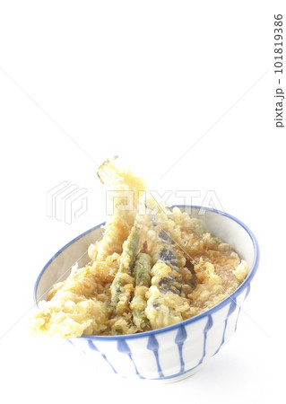 穴子と茄子、南瓜やインゲンの天ぷらが乗っている熱々の天丼を白背景で撮影 101819386