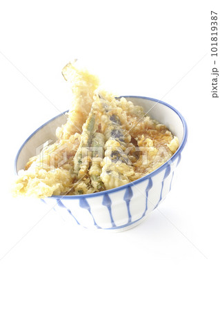 穴子と茄子、南瓜やインゲンの天ぷらが乗っている熱々の天丼を白背景で撮影 穴子と茄子、南瓜やインゲンの天ぷらが乗っている熱々の天丼を白背景で撮影 101819387