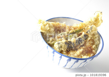 穴子と茄子、南瓜やインゲンの天ぷらが乗っている熱々の天丼を白背景で撮影 101819396