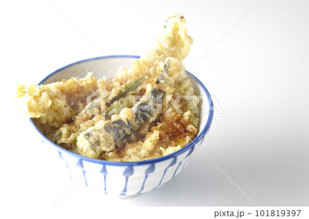 穴子と茄子、南瓜やインゲンの天ぷらが乗っている熱々の天丼を白背景で撮影 穴子と茄子、南瓜やインゲンの天ぷらが乗っている熱々の天丼を白背景で撮影 101819397