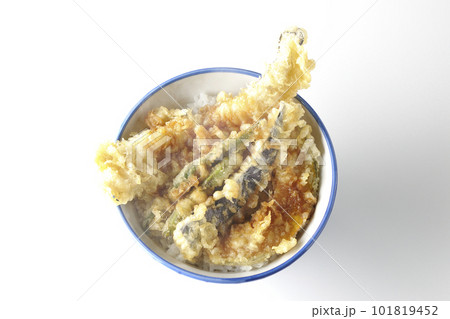 穴子と茄子、南瓜やインゲンの天ぷらが乗っている熱々の天丼を白背景で俯瞰撮影 101819452