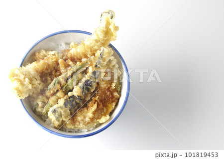穴子と茄子、南瓜やインゲンの天ぷらが乗っている熱々の天丼を白背景で俯瞰撮影 101819453