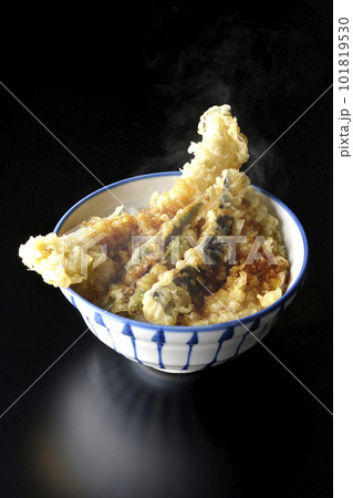 穴子と茄子、南瓜やインゲンの天ぷらが乗っている熱々の天丼を黒背景で撮影 穴子と茄子、南瓜やインゲンの天ぷらが乗っている熱々の天丼を黒背景で撮影 101819530