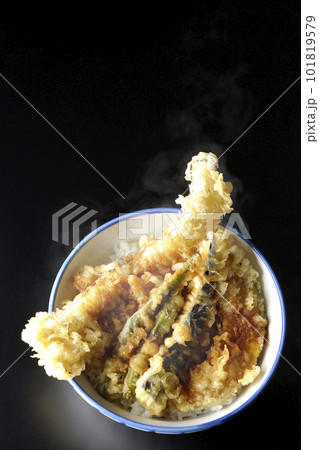 穴子と茄子、南瓜やインゲンの天ぷらが乗っている熱々の天丼を黒背景で俯瞰撮影 穴子と茄子、南瓜やインゲンの天ぷらが乗っている熱々の天丼を黒背景で俯瞰撮影 101819579