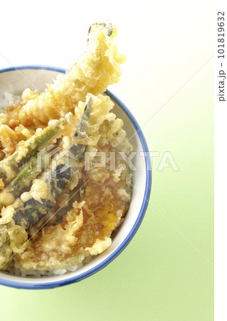 穴子と茄子、南瓜やインゲンの天ぷらが乗っている熱々の天丼を俯瞰で撮影 101819632