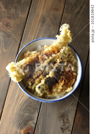 穴子と茄子、南瓜やインゲンの天ぷらが乗っている熱々の天丼を俯瞰で撮影 穴子と茄子、南瓜やインゲンの天ぷらが乗っている熱々の天丼を俯瞰で撮影 101819642