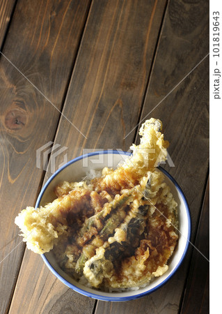 穴子と茄子、南瓜やインゲンの天ぷらが乗っている熱々の天丼を俯瞰で撮影 穴子と茄子、南瓜やインゲンの天ぷらが乗っている熱々の天丼を俯瞰で撮影 101819643