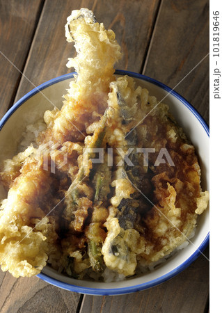 穴子と茄子、南瓜やインゲンの天ぷらが乗っている熱々の天丼を俯瞰で撮影 101819646