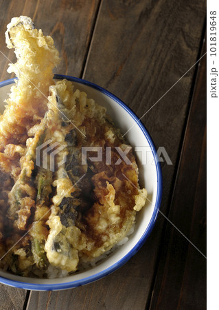 穴子と茄子、南瓜やインゲンの天ぷらが乗っている熱々の天丼を俯瞰で撮影 穴子と茄子、南瓜やインゲンの天ぷらが乗っている熱々の天丼を俯瞰で撮影 101819648