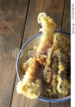 穴子と茄子、南瓜やインゲンの天ぷらが乗っている熱々の天丼を俯瞰で撮影 101819649