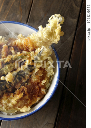 穴子と茄子、南瓜やインゲンの天ぷらが乗っている熱々の天丼を俯瞰で撮影 穴子と茄子、南瓜やインゲンの天ぷらが乗っている熱々の天丼を俯瞰で撮影 101819651