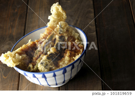 穴子と茄子、南瓜やインゲンの天ぷらが乗っている熱々の天丼 穴子と茄子、南瓜やインゲンの天ぷらが乗っている熱々の天丼 101819659