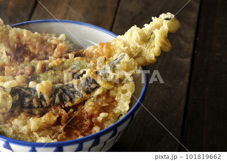 穴子と茄子、南瓜やインゲンの天ぷらが乗っている熱々の天丼 101819662