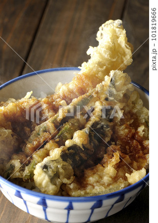 穴子と茄子、南瓜やインゲンの天ぷらが乗っている熱々の天丼 穴子と茄子、南瓜やインゲンの天ぷらが乗っている熱々の天丼 101819666