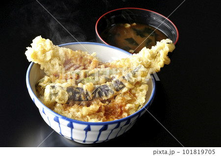 穴子と茄子、南瓜やインゲンの天ぷらが乗っている熱々の天丼とお味噌汁 101819705