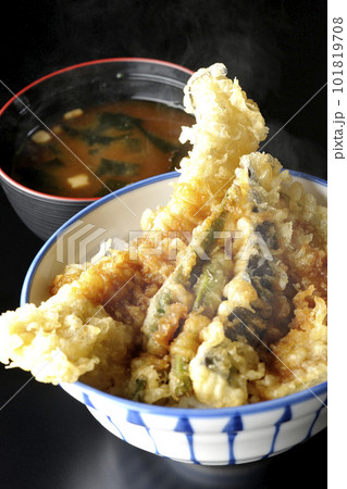 穴子と茄子、南瓜やインゲンの天ぷらが乗っている熱々の天丼とお味噌汁 穴子と茄子、南瓜やインゲンの天ぷらが乗っている熱々の天丼とお味噌汁 101819708