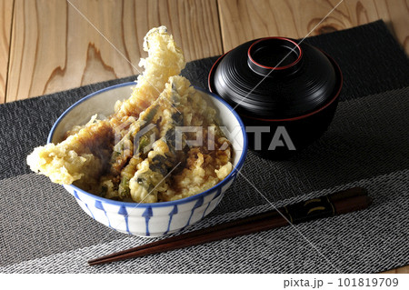 穴子と茄子、南瓜やインゲンの天ぷらが乗っている熱々の天丼とお味噌汁 穴子と茄子、南瓜やインゲンの天ぷらが乗っている熱々の天丼とお味噌汁 101819709
