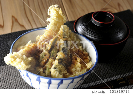 穴子と茄子、南瓜やインゲンの天ぷらが乗っている熱々の天丼とお味噌汁 穴子と茄子、南瓜やインゲンの天ぷらが乗っている熱々の天丼とお味噌汁 101819712